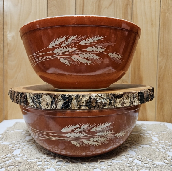 1979 Vintage Pyrex #403 & #402 Autumn Harvest Wheat Rust Mixing Bowls, Set of 2